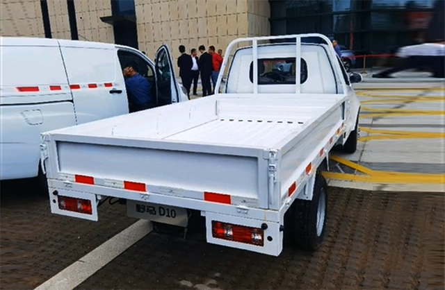 首先就是非常抢眼的外观设计,这辆野马d10的前脸造型打破了我们对微卡