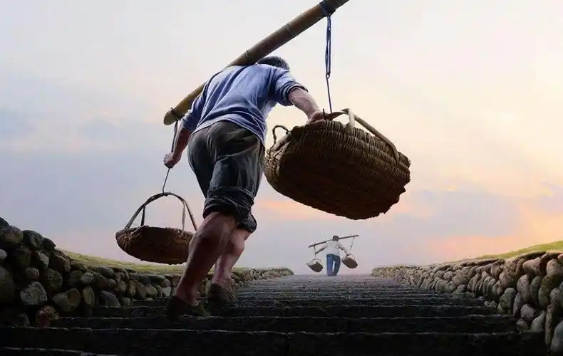 肩挑重担不畏艰险