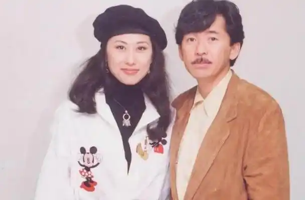 叶倩文62岁生日不忘简约洒脱,满头白发戴20元耳环与林子祥秀恩爱