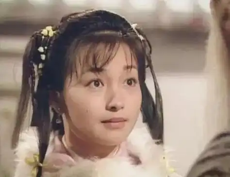 是黄蓉给郭芙的,而就是因为郭芙是她与郭靖的第一个女儿,所以对于郭芙