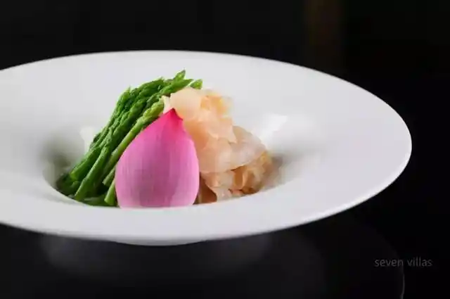 烟熏三文鱼 金玉兰 松仁 有机小乳瓜 伊比利亚火腿 和牛舌 望潮 野生