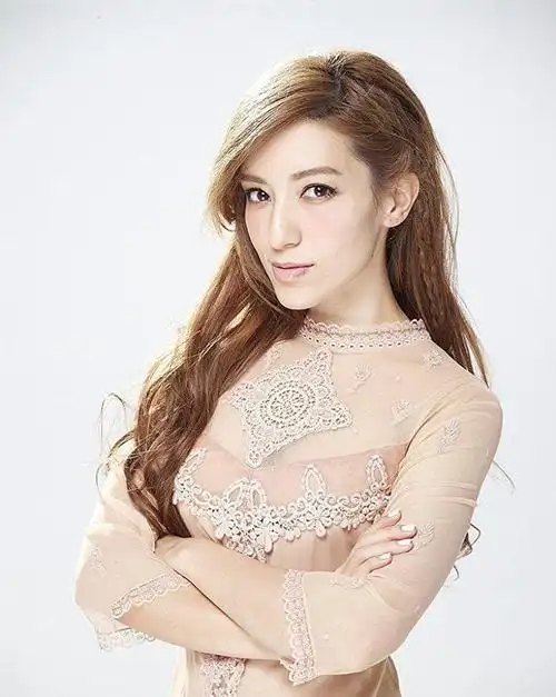 歌手梁心颐曝光娱乐圈潜规则入行时瘦到40公斤压力大患暴食症