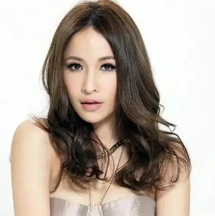 萧亚轩唱歌非常有张力和柔软度,非常独特的中低音,而且歌曲风格多变