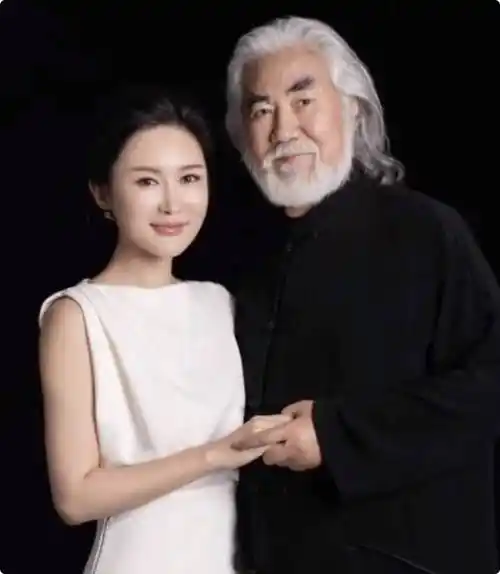 张纪中秀恩爱,小娇妻低胸吊带裙太诱人,网友:老人味能受得了吗_杜星霖