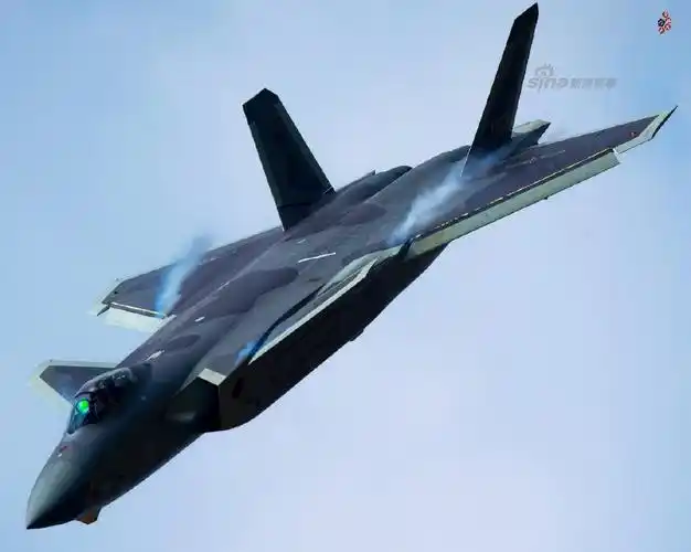 我空军歼20战机曝光精彩猛照侧弹仓细节清晰可见
