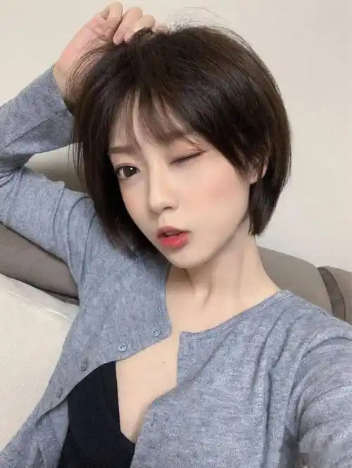 短发很好的修饰脸部线条非常自然,也可以很好的修饰发型的形状随意