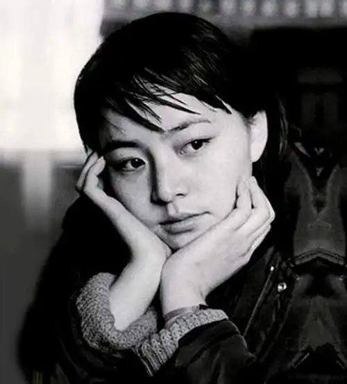 年轻时的宋丹丹,虽然由于是喜剧人会因为喜感而忽略其颜值,但其实年轻