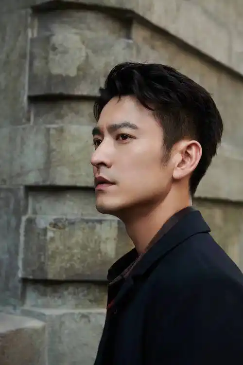 妈妈》中,袁文康也贡献了精彩的表演,他在剧中饰演海归成功人士杨朔