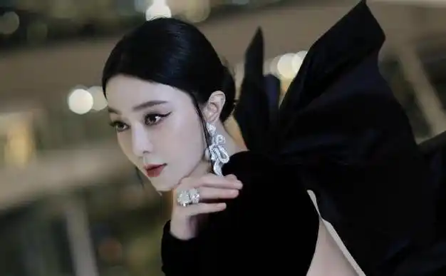 范冰冰国外成功复出!造型像蜈蚣,首谈被封杀:4年来经历了太多!