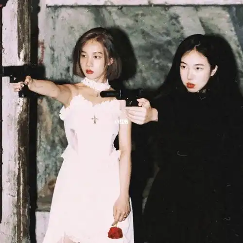 这种闪光灯胶片感闺蜜照直接可以当头像吧