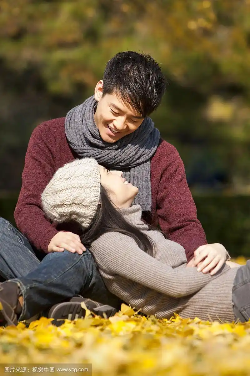 秋天校园大学生情侣深情对视