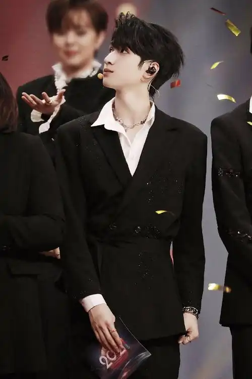 严浩翔超话08#东方卫视跨年#辛苦啦宝贝@时代少年团-严浩翔