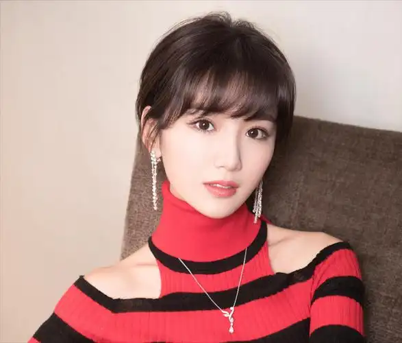 出生于一个平凡的家庭,毛晓彤从小展现出对表演的浓厚兴趣.