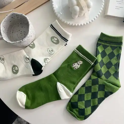 niuniu酱#袜子搭配  #好看的袜子  #袜子推荐  #绿色系  #小熊  #中筒