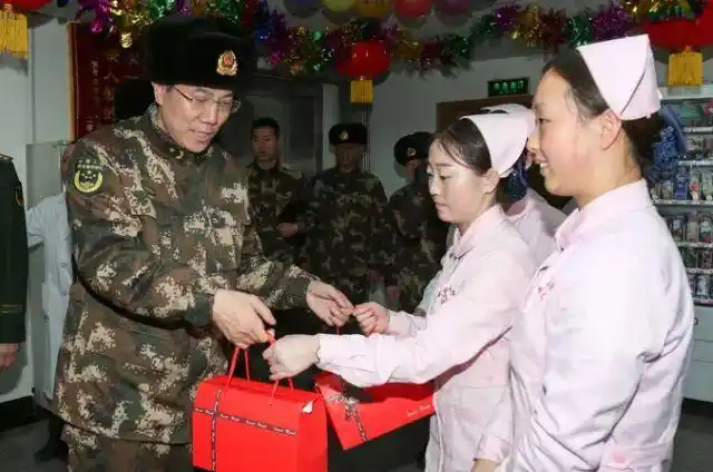 新春祝福暖融融,亲切关怀润兵心——武警新疆总队政委王爱国亲切看望