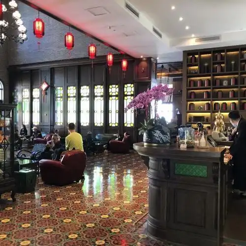 游艇会位于南沙港客运站附近,隔旁边是石奥缤纷汇,有很多咖啡馆和餐厅