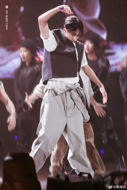 跳舞的时候,博博右手上粘了一片彩带,像陈烁右手上的创可贴#王一博