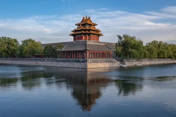 对称之美——北京故宫的角楼,体现出中国古建筑的宏伟和对称之美.