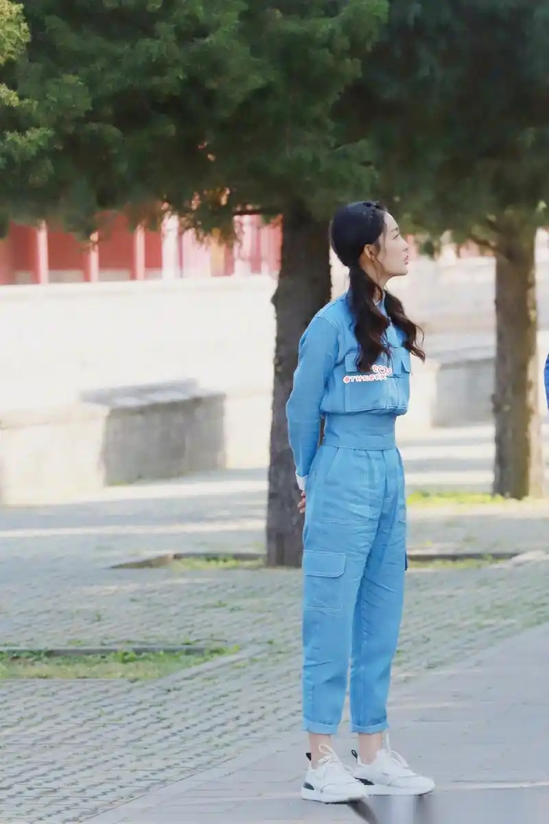 《遇见天坛》李沁身穿节目组统一服装的造型,真是超级少女!