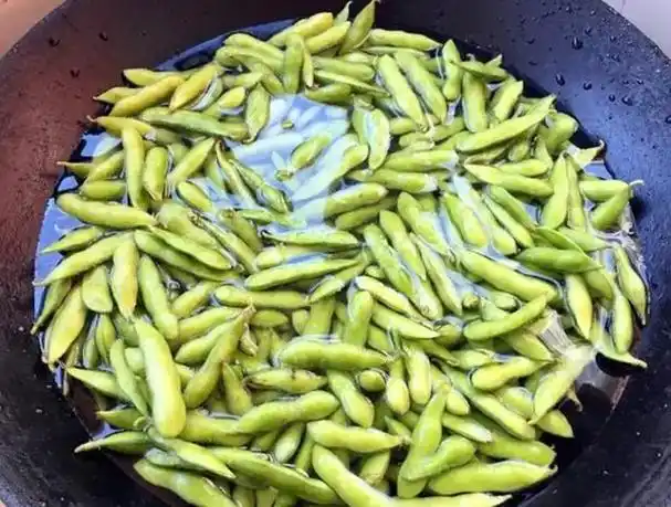 夏天到了,夜市里的毛豆又成了宠儿,那么毛豆的功效你又了解多少