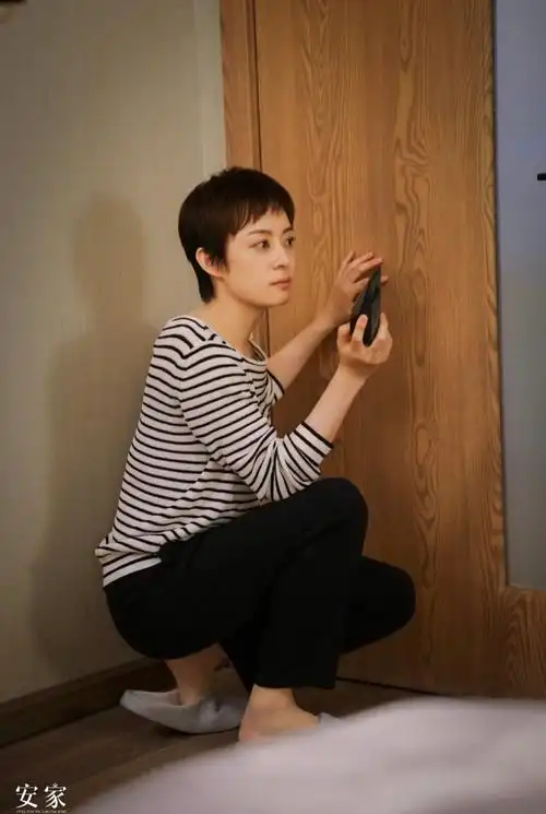 孙俪少女感开挂!超短短发搭配橘色针织衫减龄洋气又俏皮,超好看