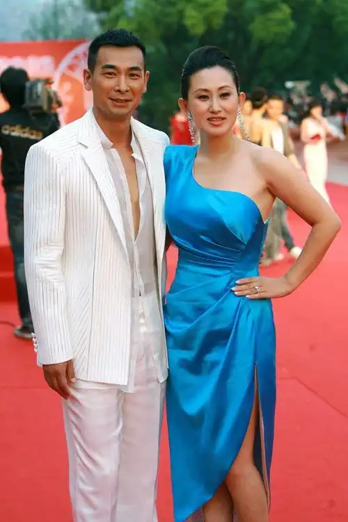 赵文卓和老婆好有夫妻相张丹露身穿温柔的蓝裙手叉腰还挺霸气