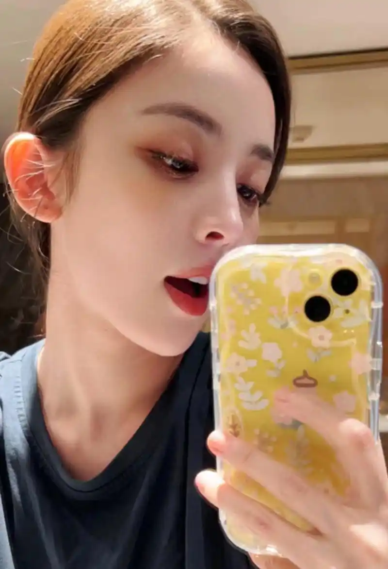 她的日常照片几乎都是神颜级别的存在,静态的娜扎在演艺圈没有几个女