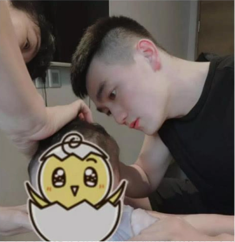 张馨予女儿首曝光!家人秒删何捷与孩子暖心合照!