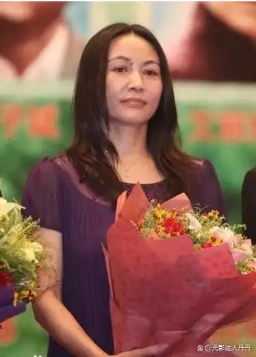 "影后"甘心当绿色,58岁艾丽娅用配角证明,小角色也能闪闪发亮