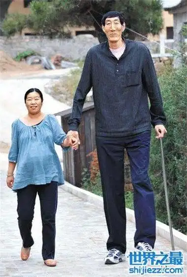 世界上最高的人是谁 曾有人身高达到接近三米