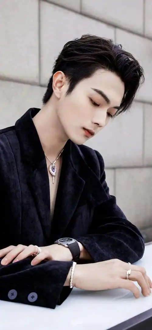 许凯的西装穿搭,哪件最得你的心意呢?可清冷儒雅,也可文艺潮流