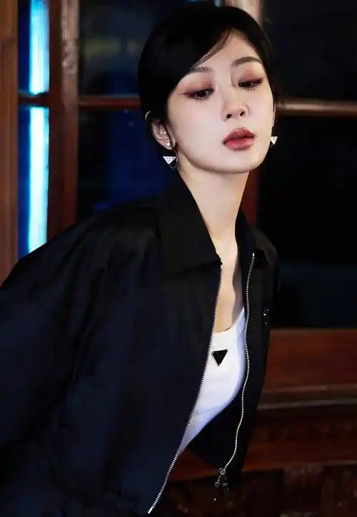 杨紫最新写真来袭,复古背景黑色套装充满神秘感