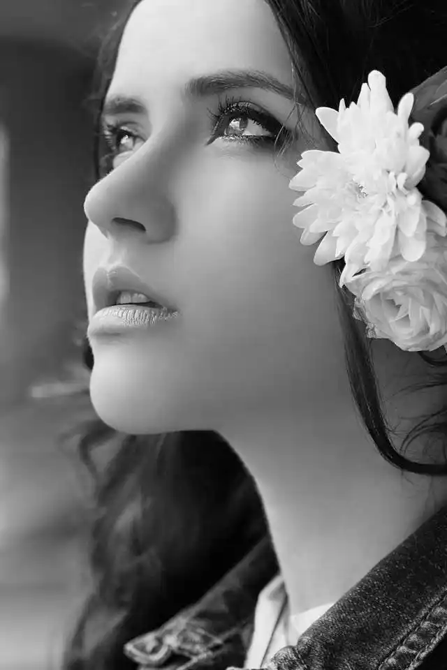 高清黑白色美女欧美简约风格手机壁纸-美女-手机壁纸下载-美桌网