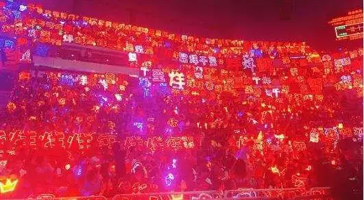 大家都知道,易烊千玺的应援色就是红色,粉丝们也经常会在易烊千玺出席