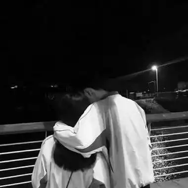 黑白背影情侣头像