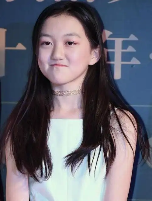 懒理李亚鹏新恋情,王菲13岁女儿李嫣晒美照,浓妆艳抹气质高冷!-度小视