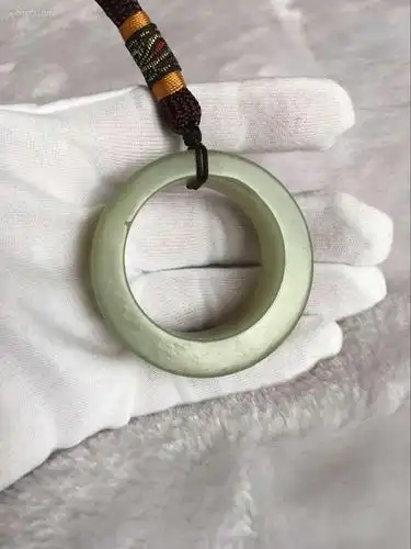 夏天了,这件环形腰珮挂在腰间挺别致漂亮的,不仅可以随手把玩,更显