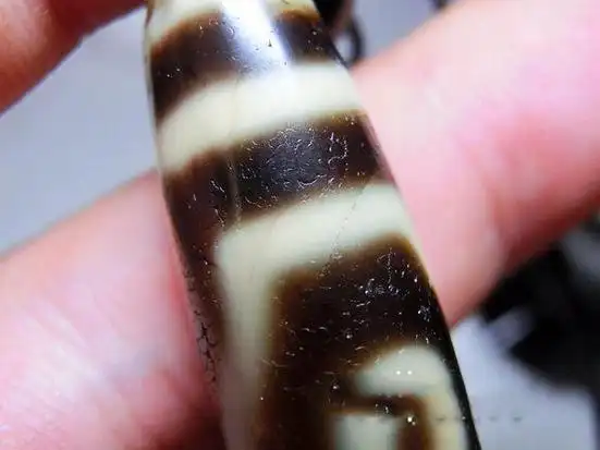 1,天珠一般多少钱一颗2,开片玛瑙九眼天珠价值多少钱?