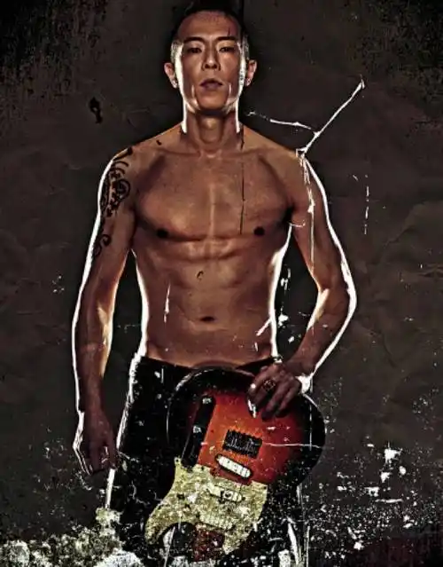 黄贯中九龙纹身的男人只为纪念黄家驹丨星纹