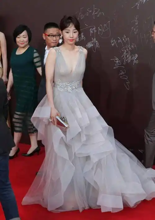 白百何穿衣真大胆_透视_上半身_礼服