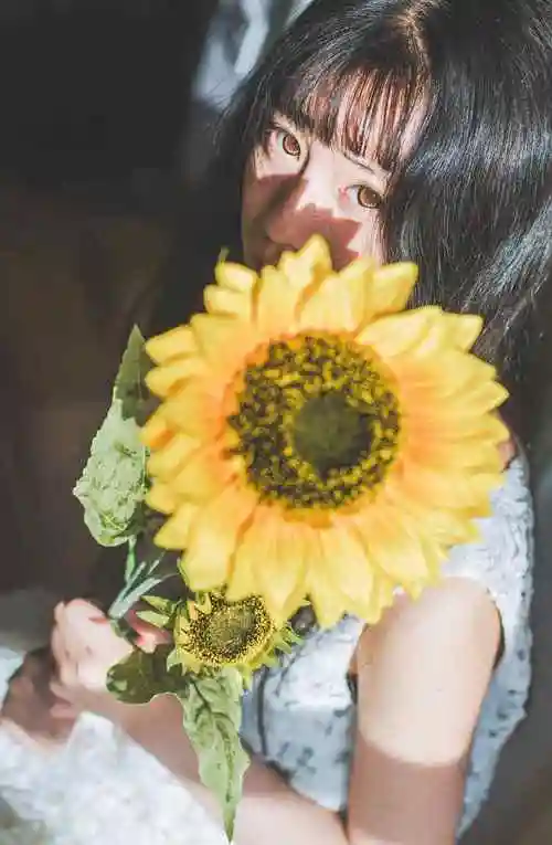 美女手捧向日葵写真照手机壁纸
