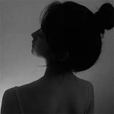 黑白伤感微信女生头像 悲伤逆流成河