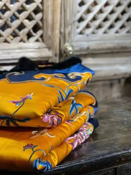 划入秋  #笔记灵感真丝刺绣棉衣,保暖又吸睛穿出不一样的自己#老软缎