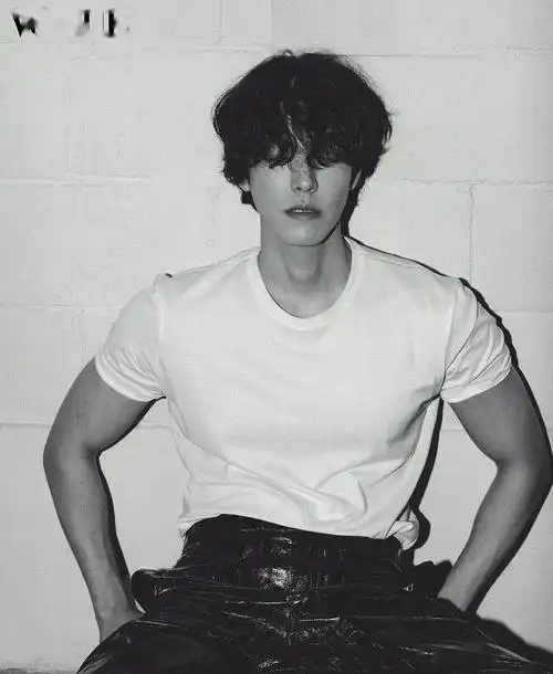 金宇彬病愈归来登vogue卷发造型帅气不变