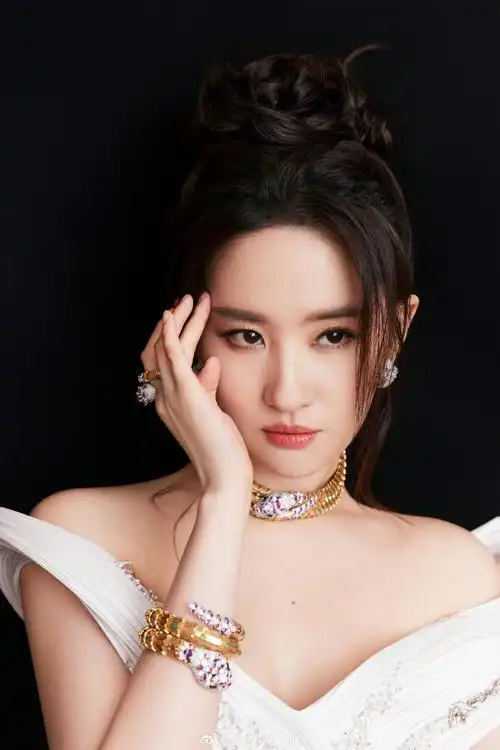 刘亦菲高定白裙