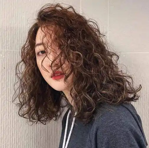 满头卷烫发,这个秋冬依然很流行_羊毛_齐刘海_女生