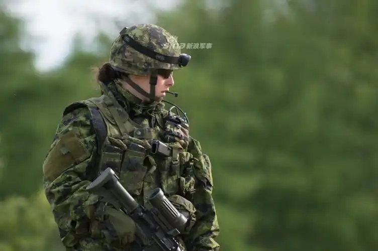 一看就不是花瓶!加拿大女兵彪悍健壮能打仗