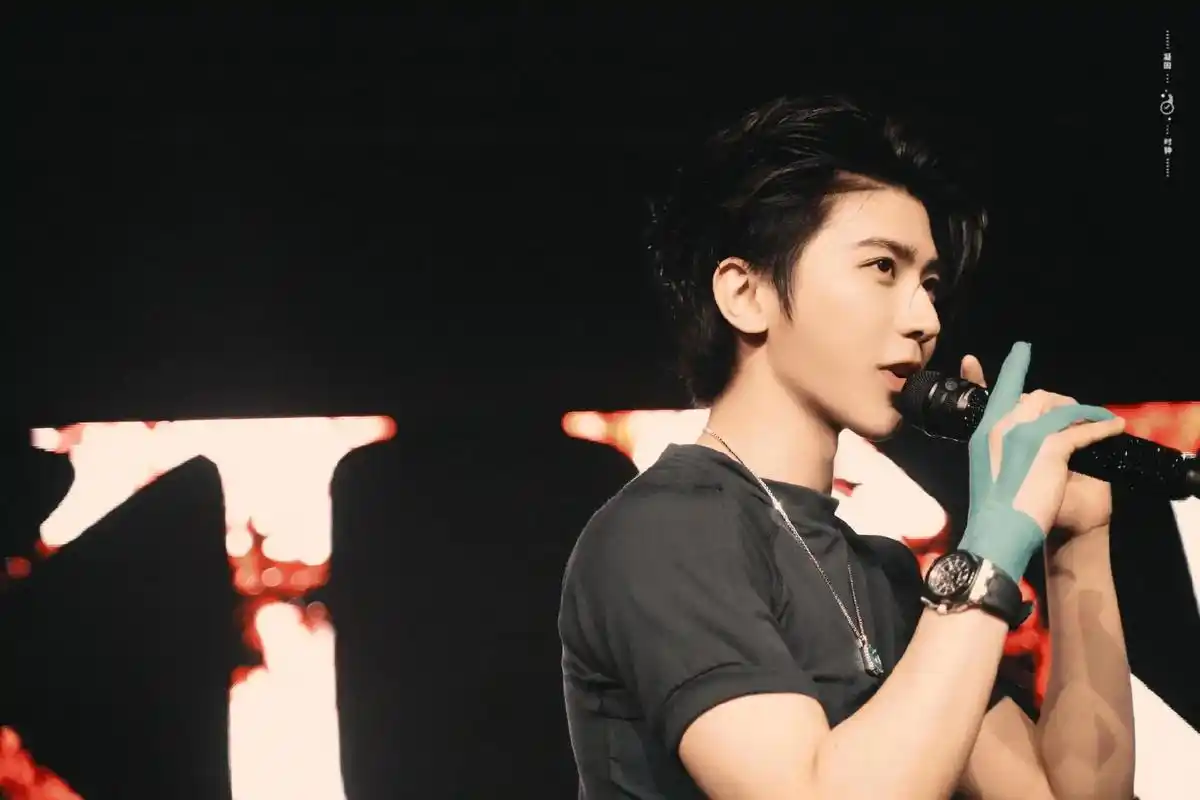 你闪闪发亮的同时也要平平安安.#蔡徐坤#分享照片 #你的cr - 抖音