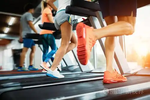 人在做有氧运动训练对在健身房的跑步机的图片