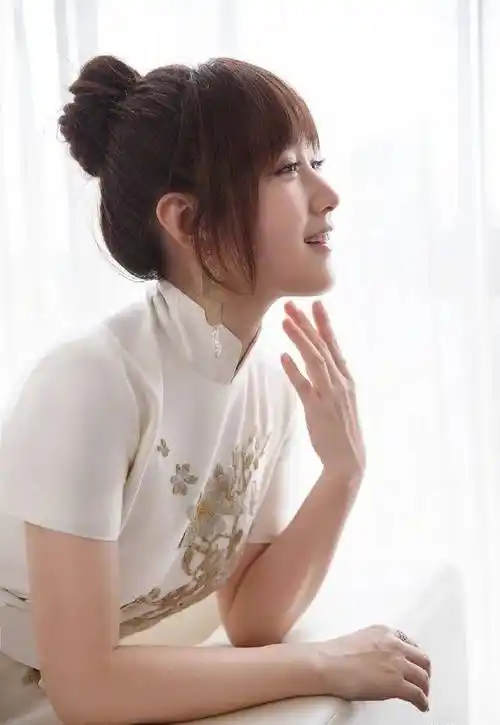 绝不是完全靠保养就能抵挡住岁月的侵蚀的,而是杨钰莹自律的生活方式